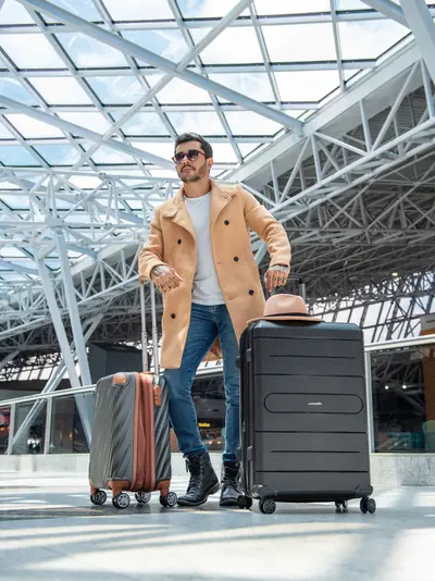 Valmir com malas num aeroporto, ensaio de viagem